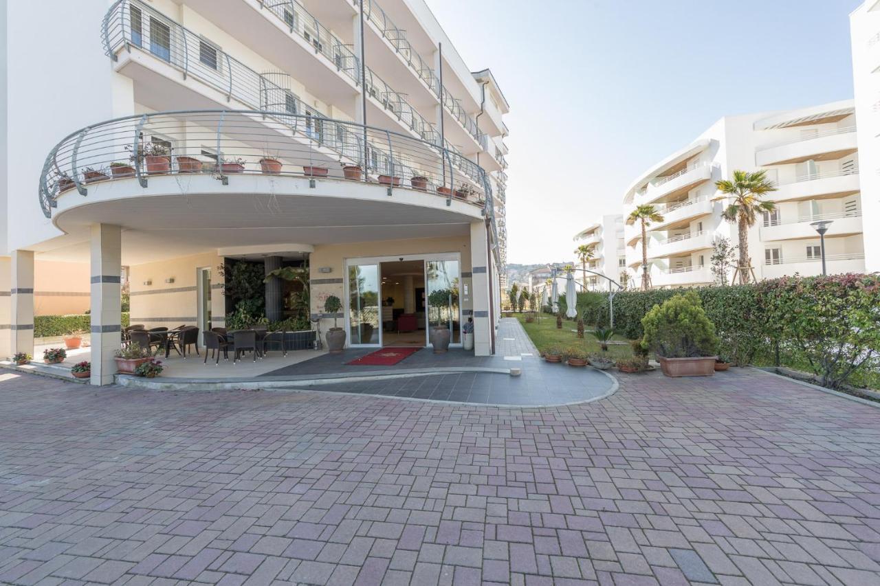 Hotel La Ninfea Монтезільвано Екстер'єр фото