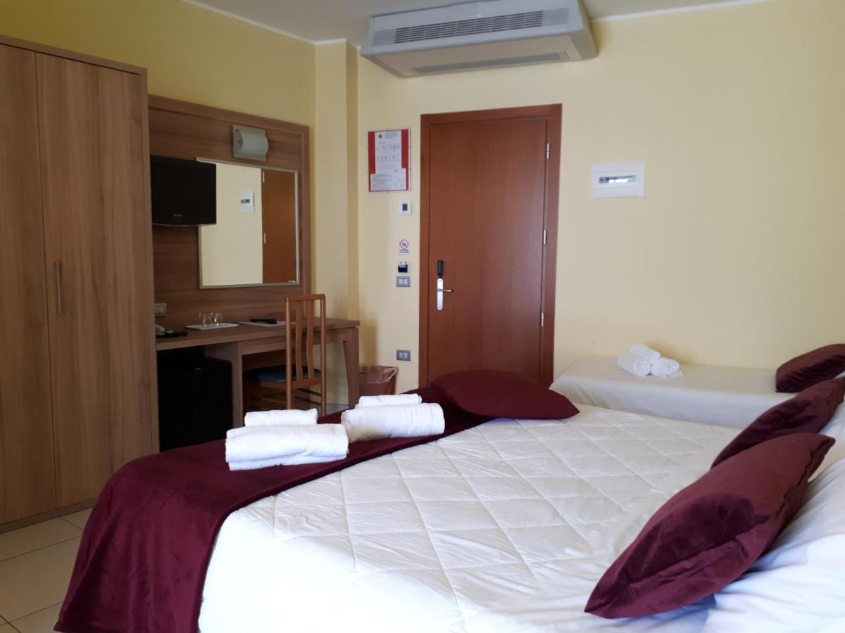 Hotel La Ninfea Монтезільвано Екстер'єр фото