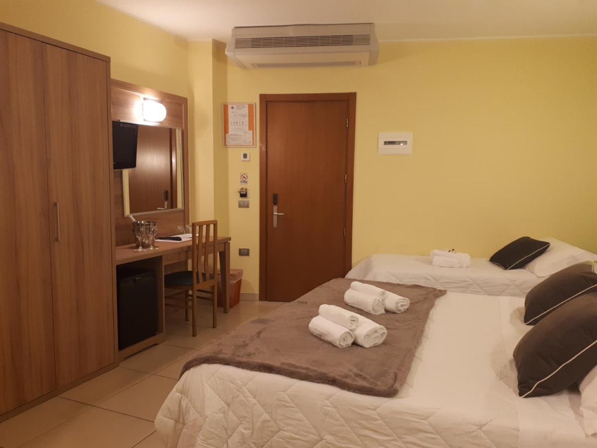 Hotel La Ninfea Монтезільвано Екстер'єр фото