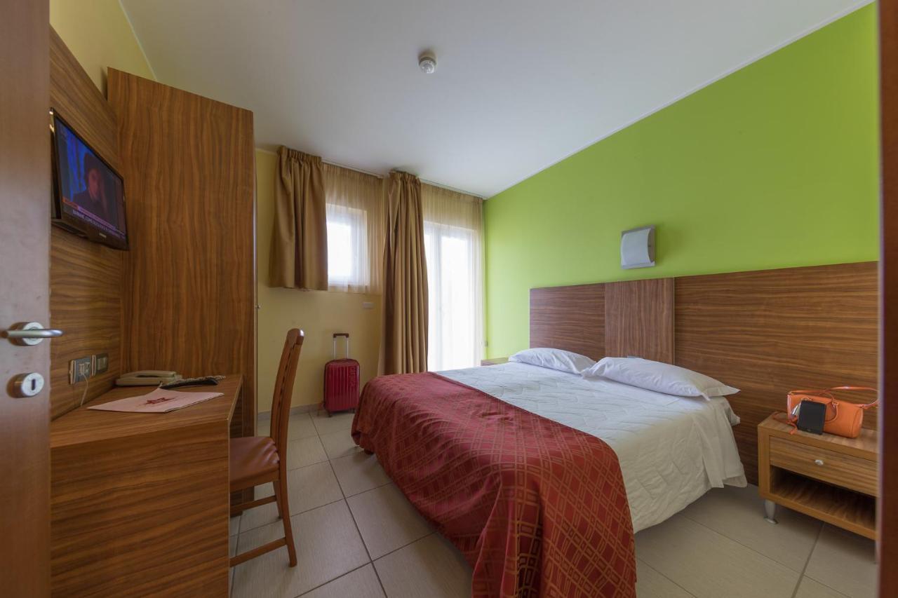 Hotel La Ninfea Монтезільвано Екстер'єр фото