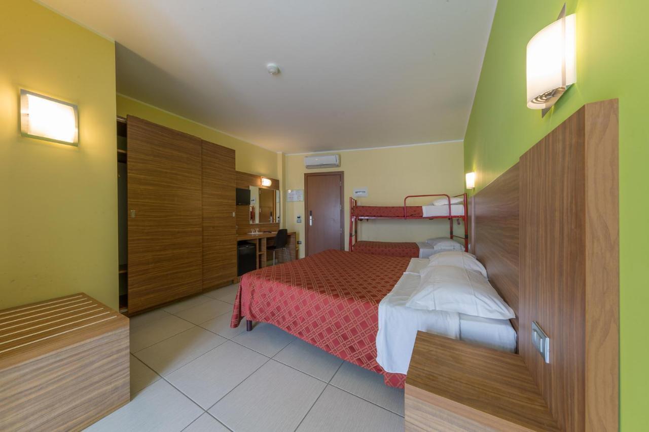 Hotel La Ninfea Монтезільвано Екстер'єр фото